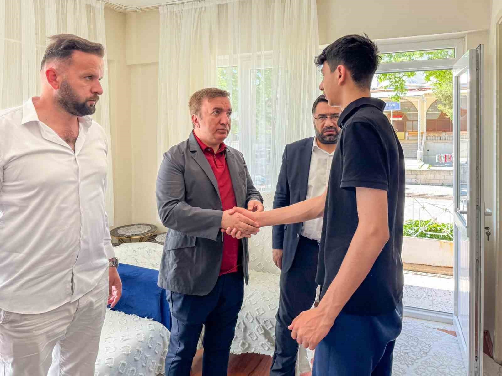 Vali Aydoğdu, babasını kaybeden öğrencinin ailesini ziyaret etti