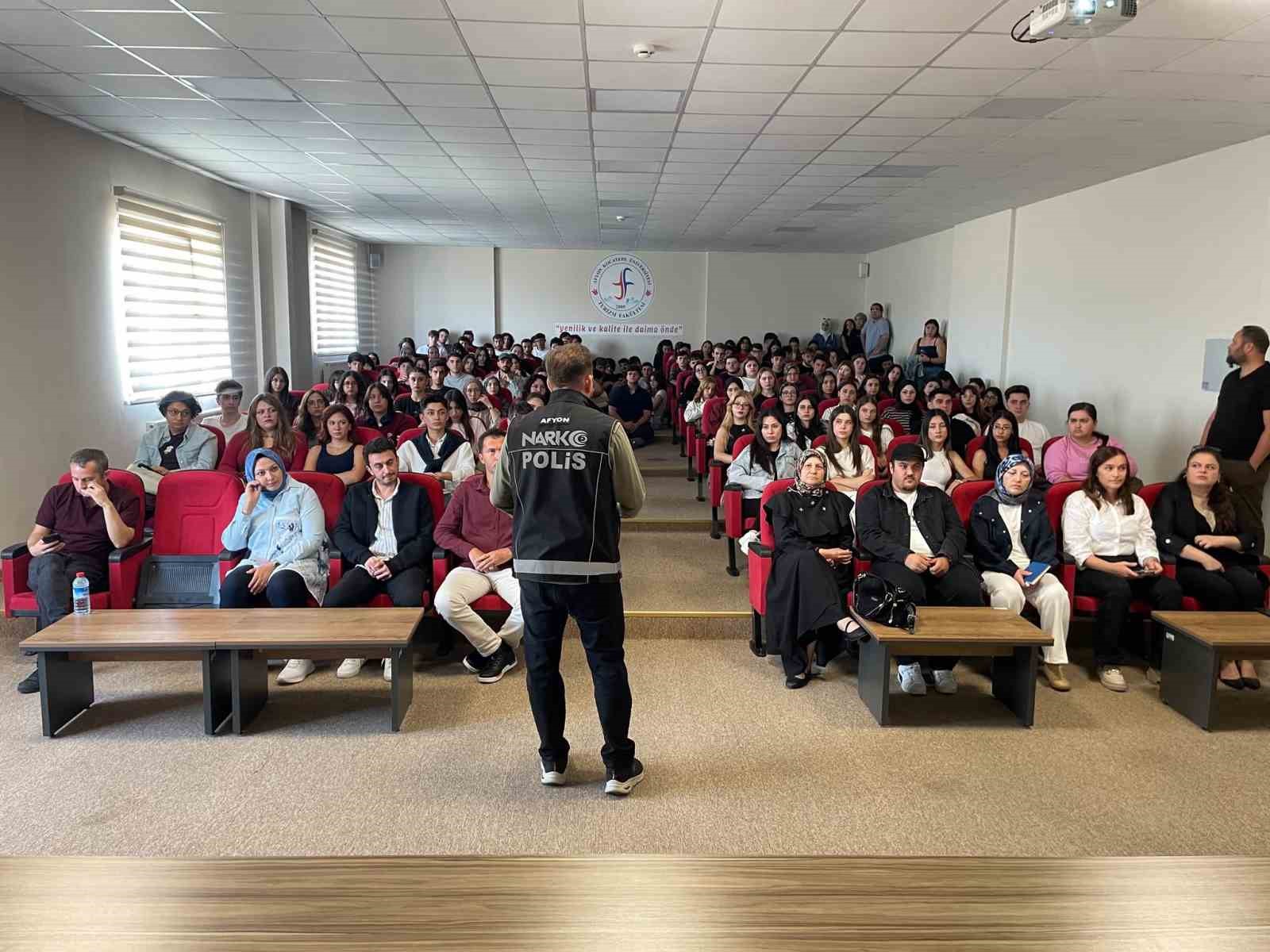 &Uuml;niversite &ouml;ğrencilerine bağımlılıkla m&uuml;cadele eğitimi verildi