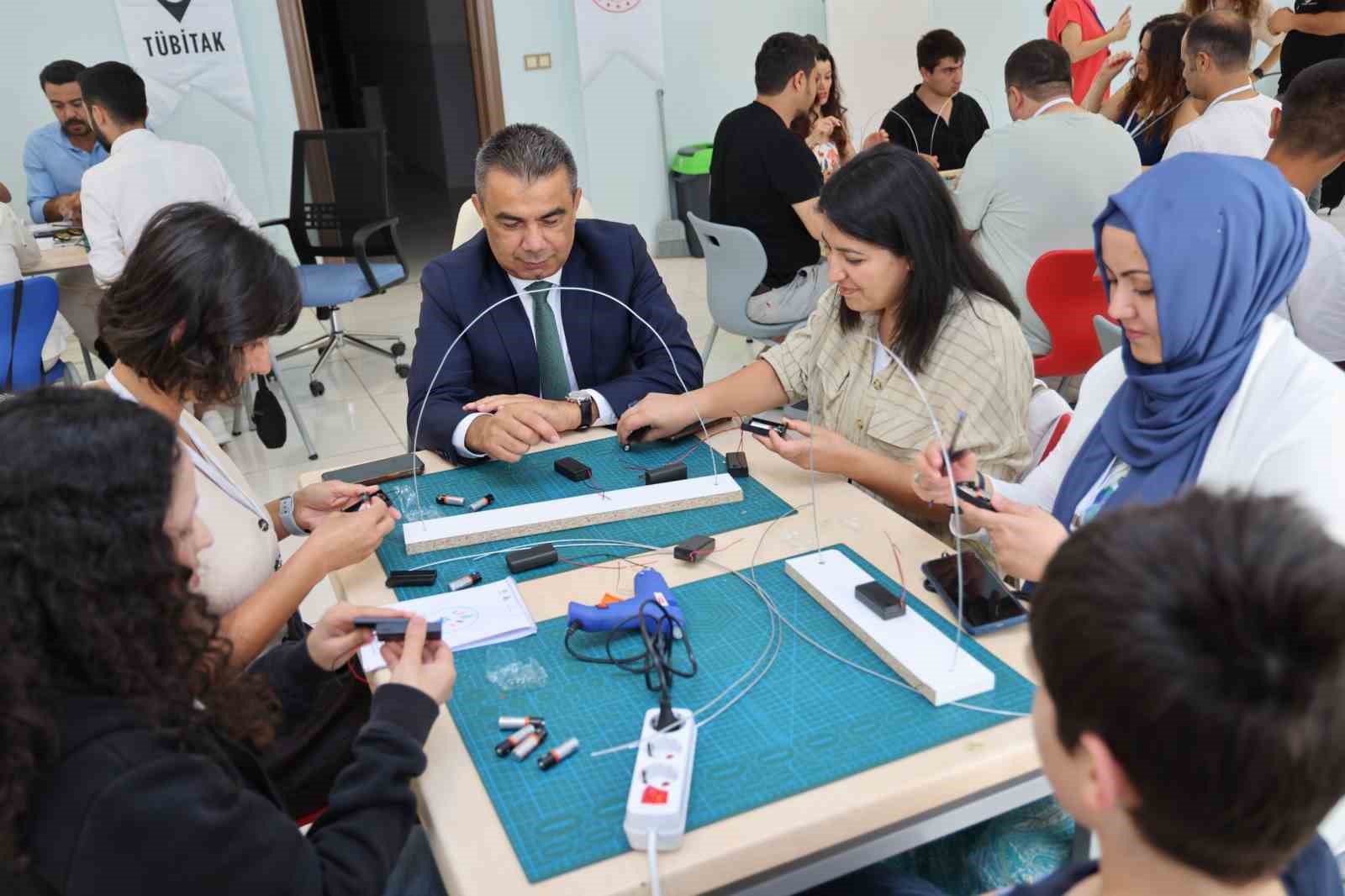 Farklı illerden gelen özel eğitim öğretmenlerine "bilim" eğitimi
