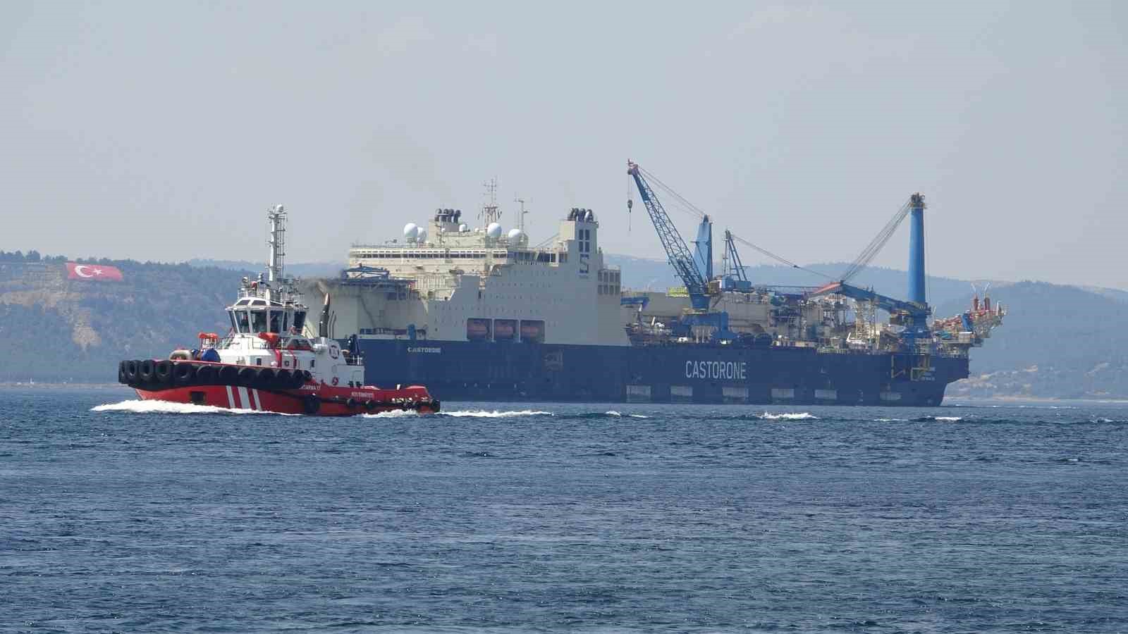 Dev boru d&ouml;şeme gemisi &rsquo;Castorone&rsquo; &Ccedil;anakkale Boğazı&rsquo;ndan ge&ccedil;ti