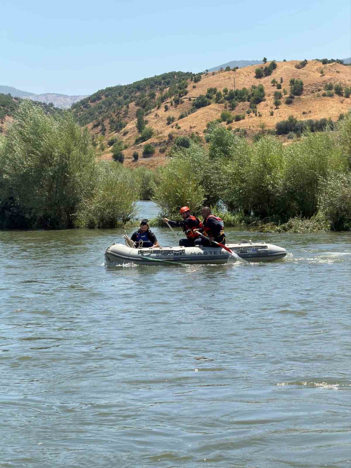 Baraj kapakları a&ccedil;ıldı, nehrin ortasında mahsur kaldı