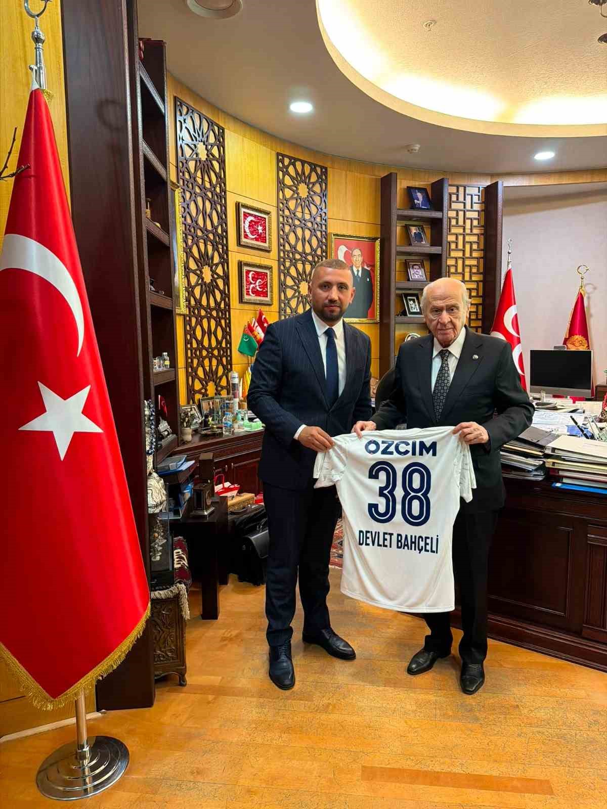 Erciyes 38 FK&rsquo;dan MHP Genel Başkanı Devlet Bah&ccedil;eli&rsquo;ye forma hediyesi