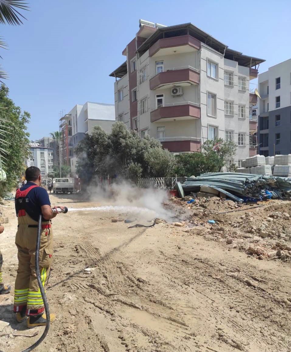 Defne’de doğalgaz borusunda yaşanan sızıntıdan alevler yükseldi