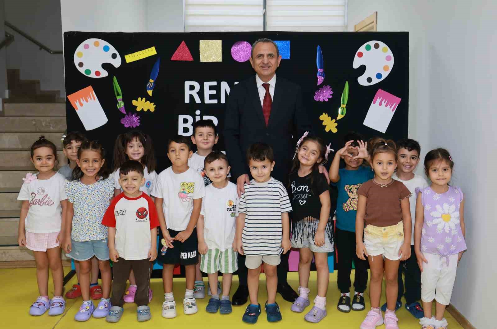 &Ouml;z&uuml;nal&rsquo;dan minik y&uuml;reklere yeni eğitim yılı ziyareti