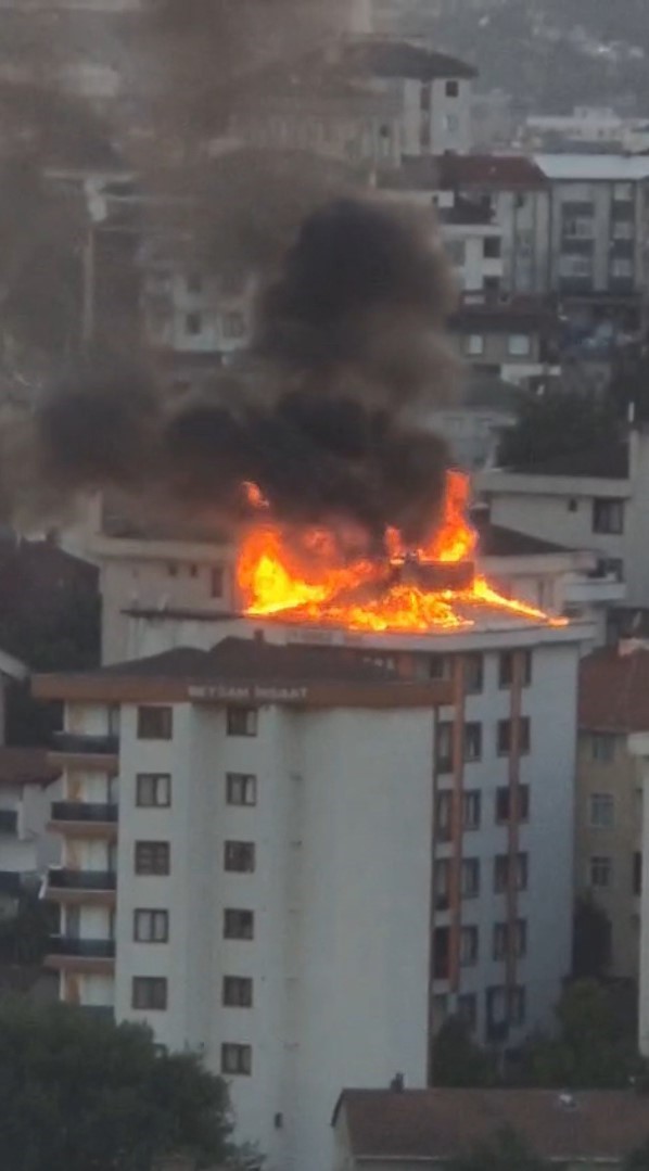 Ümraniye’de 5 katlı binanın çatısında çıkan yangın paniğe neden oldu