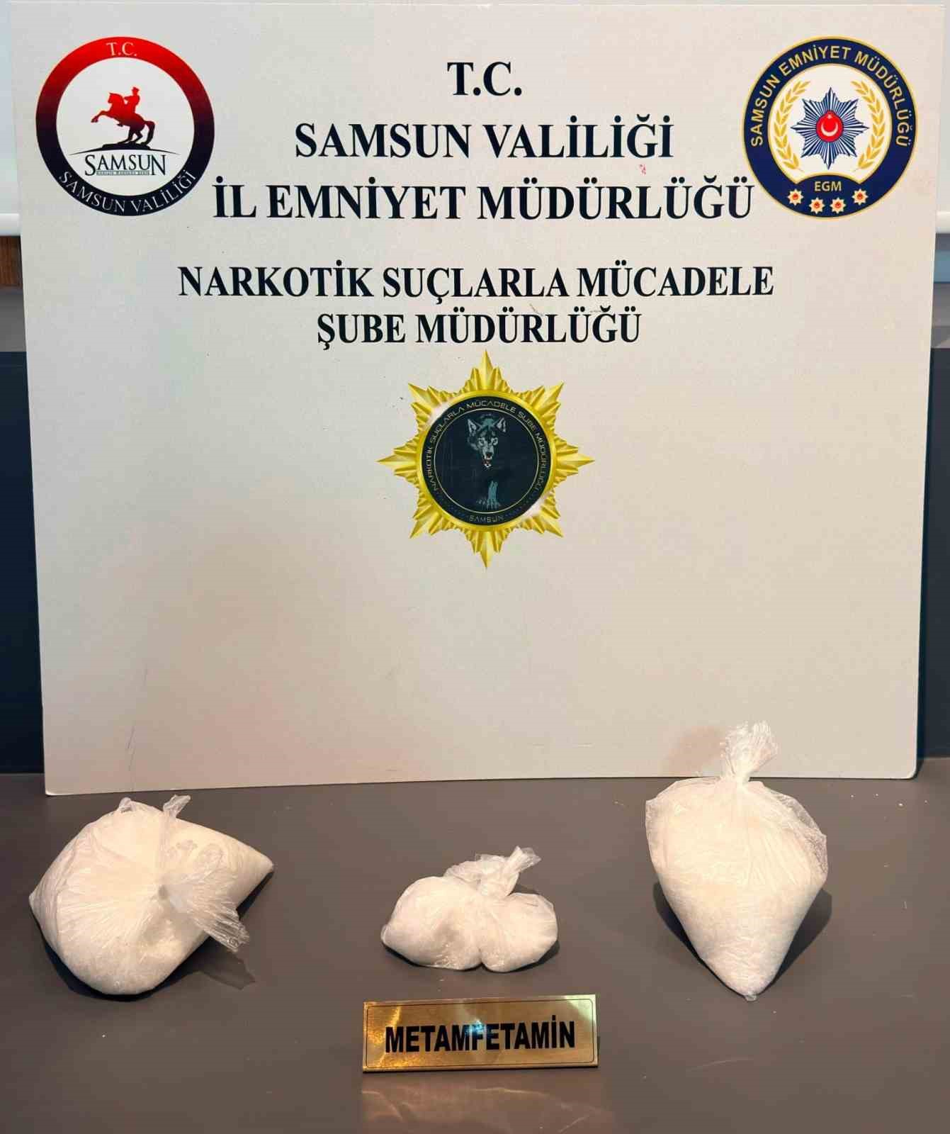 Bebek arabasında 1 kilo metamfetaminle yakalanan karı-koca tutuklandı
