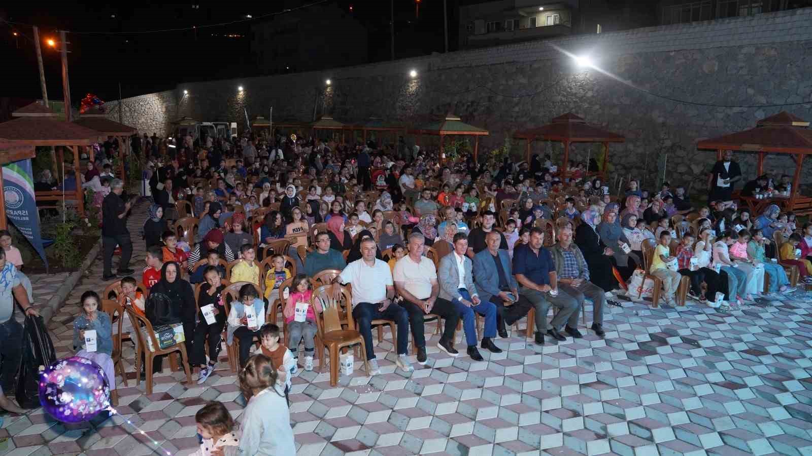 Isparta Belediyesi&rsquo;nden Sav&rsquo;da &ccedil;ocuklara a&ccedil;ık hava sineması