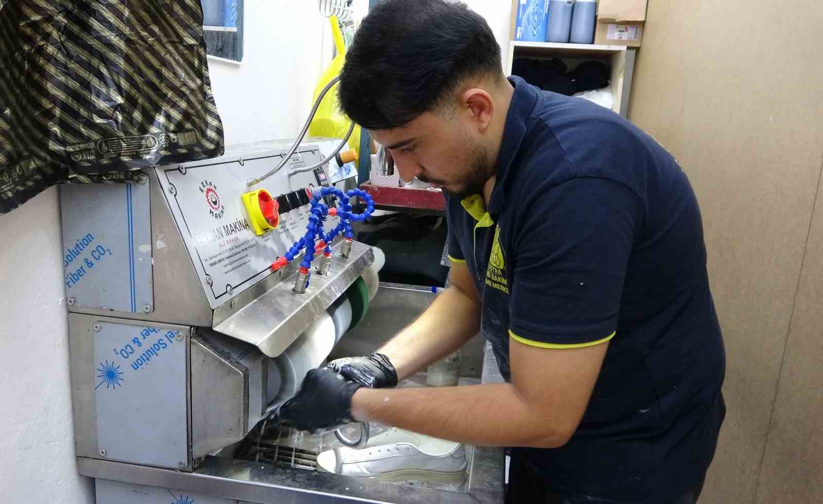 Bu da modern ayakkabı tamircisi: Babadan kalma mesleğini artık milyonlar izliyor, her ilden talep geliyor