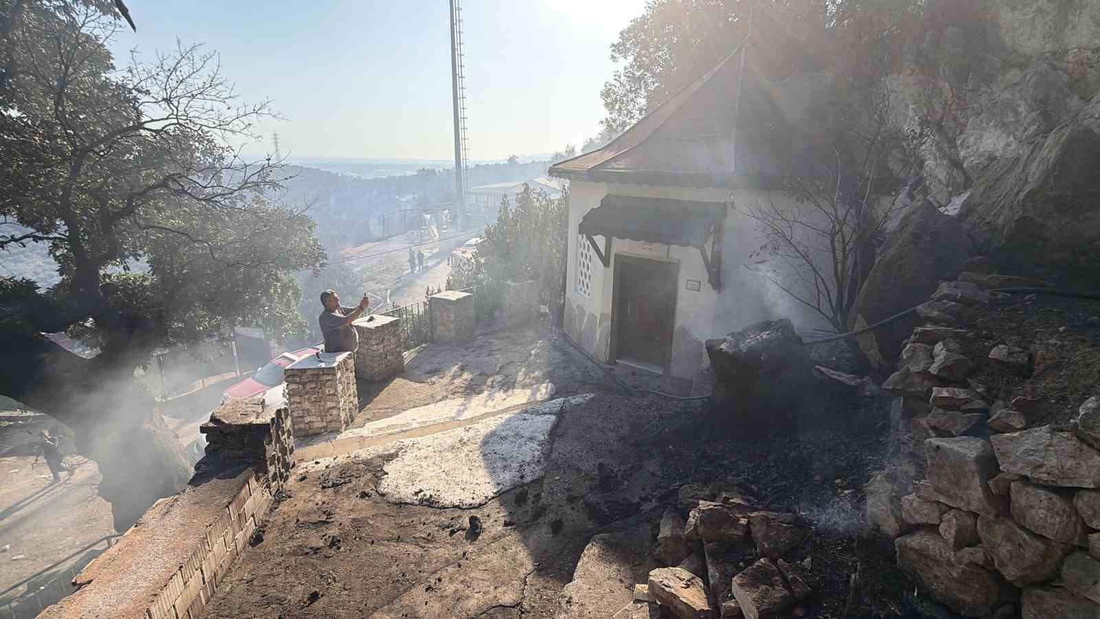 Kazdağları&rsquo;ndaki yangın t&uuml;rbeye ulaşmadan s&ouml;nd&uuml;r&uuml;ld&uuml;