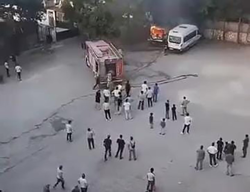 Diyarbakır’da park halindeki minibüs alev aldı