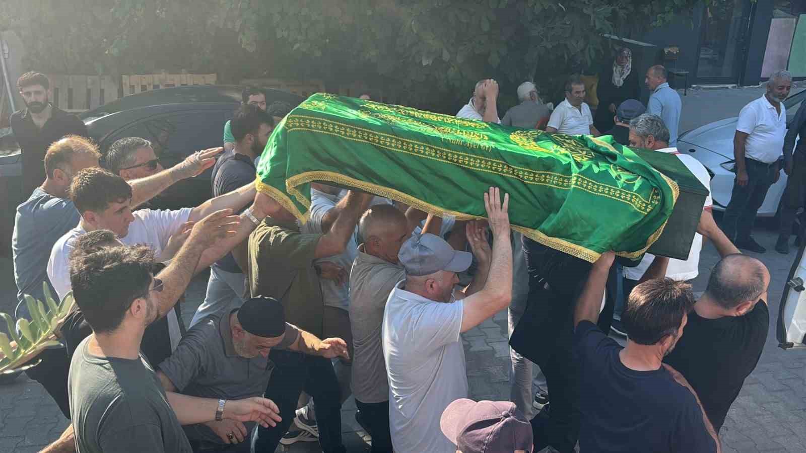 Trafik kazasında hayatını kaybeden minik Kerem Ali g&ouml;zyaşları ile uğurlandı