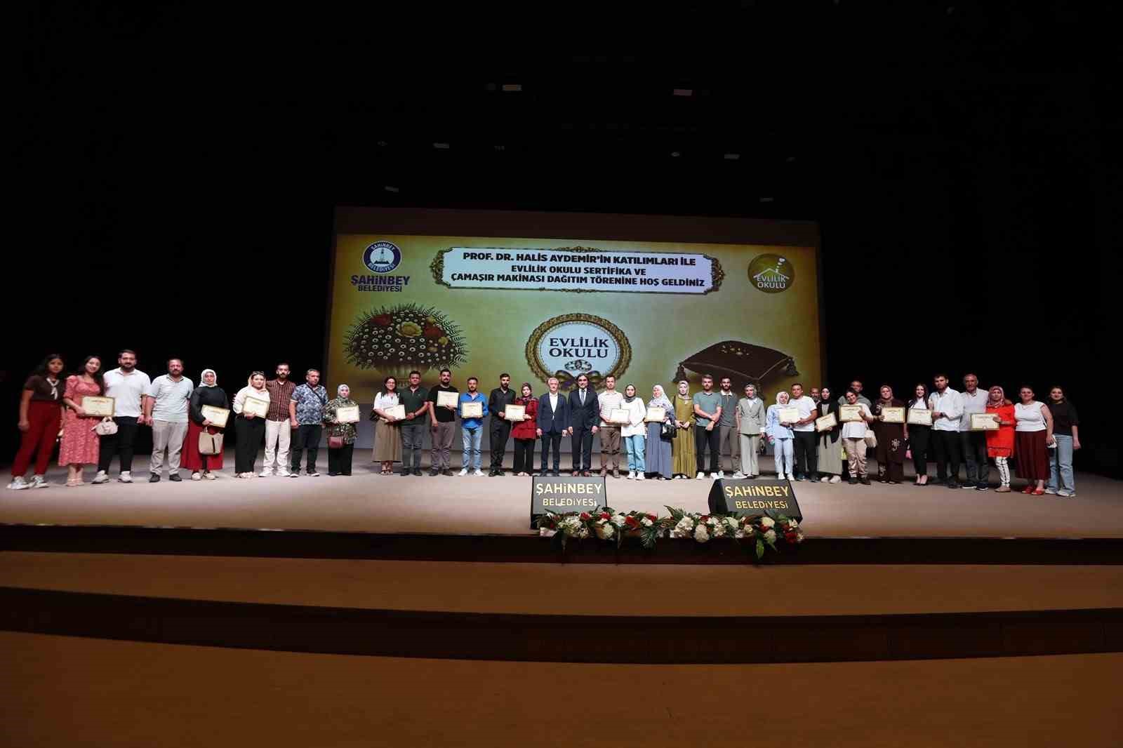 Evlilik Okulunu tamamlayan 951 çift sertifikalarını aldı