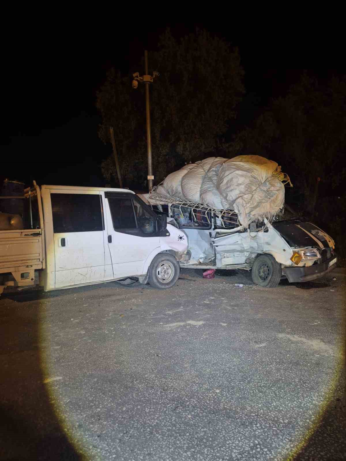 Konya&rsquo;da kamyonet ile minib&uuml;s &ccedil;arpıştı: 7 yaralı