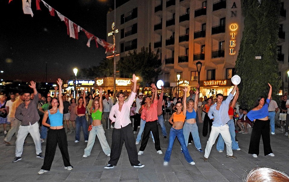 İzmir Aşkına Derneği’nden Çeşme Festivali’nde sürpriz gösteri