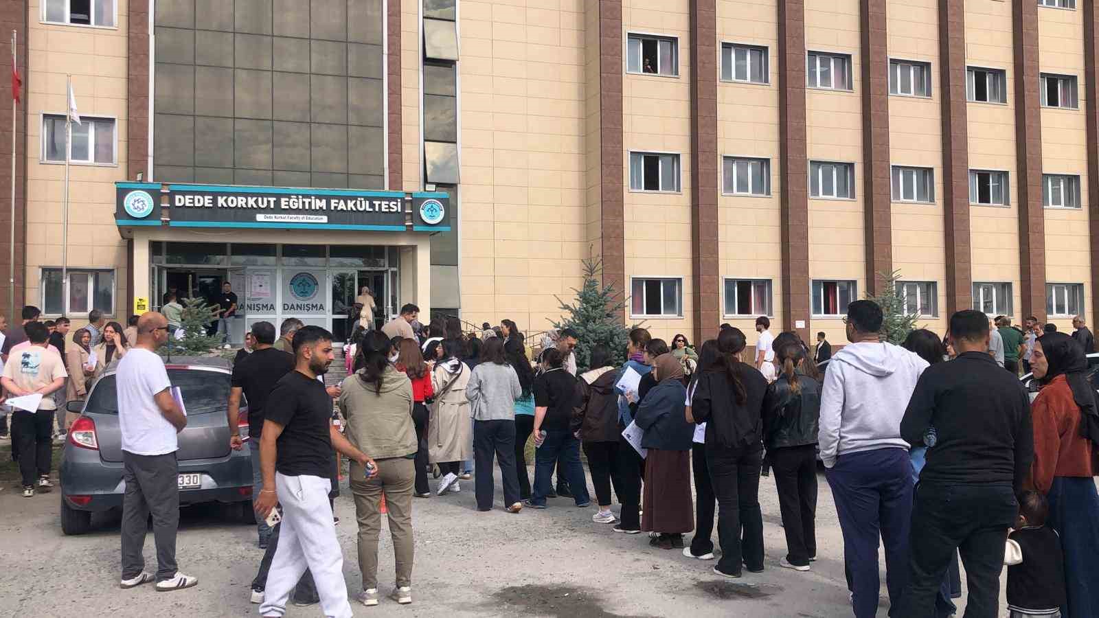 Kars&rsquo;ta KPSS heyecanı: Adaylar sınav i&ccedil;in okullara akın etti