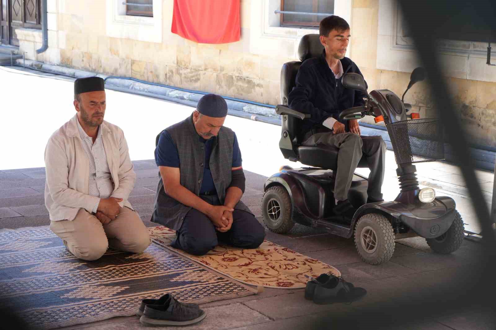Bayburtlu genç akülü tekerlekli sandalyesiyle cemaatle saf tutuyor: "Allah’ın huzuruna gitmeye hiçbir engel yoktur"