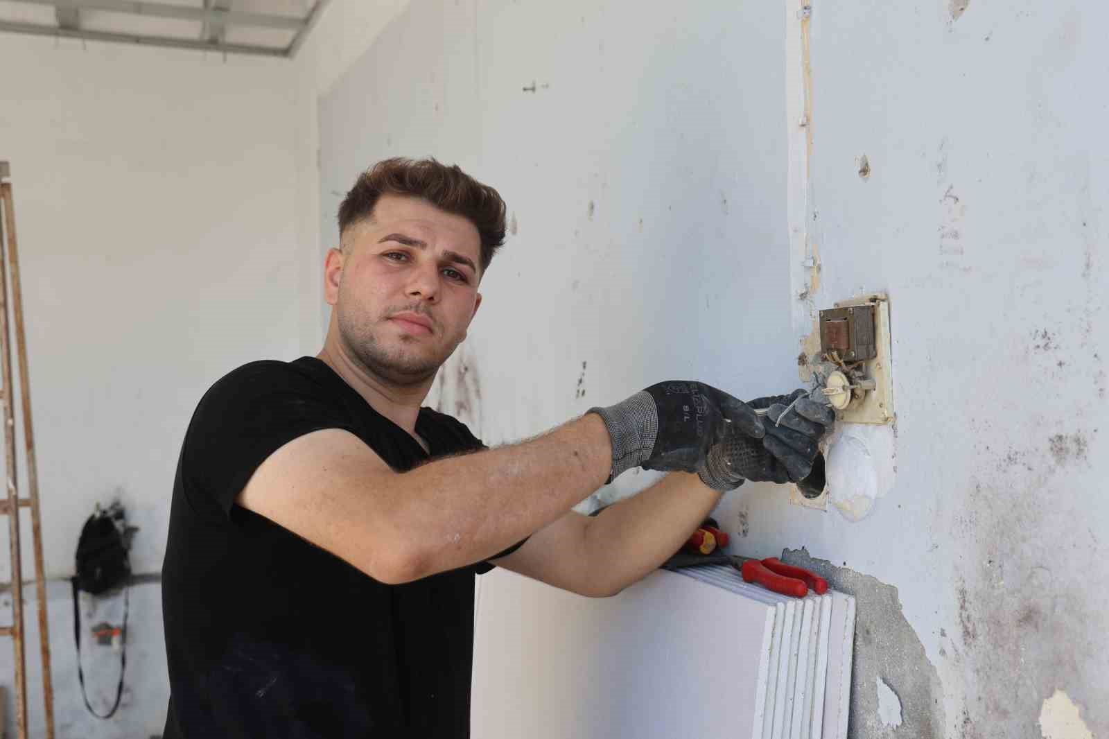 G&uuml;nd&uuml;zleri elektrik tesisatı d&ouml;ş&uuml;yor, geceleri gitar &ccedil;alıyor