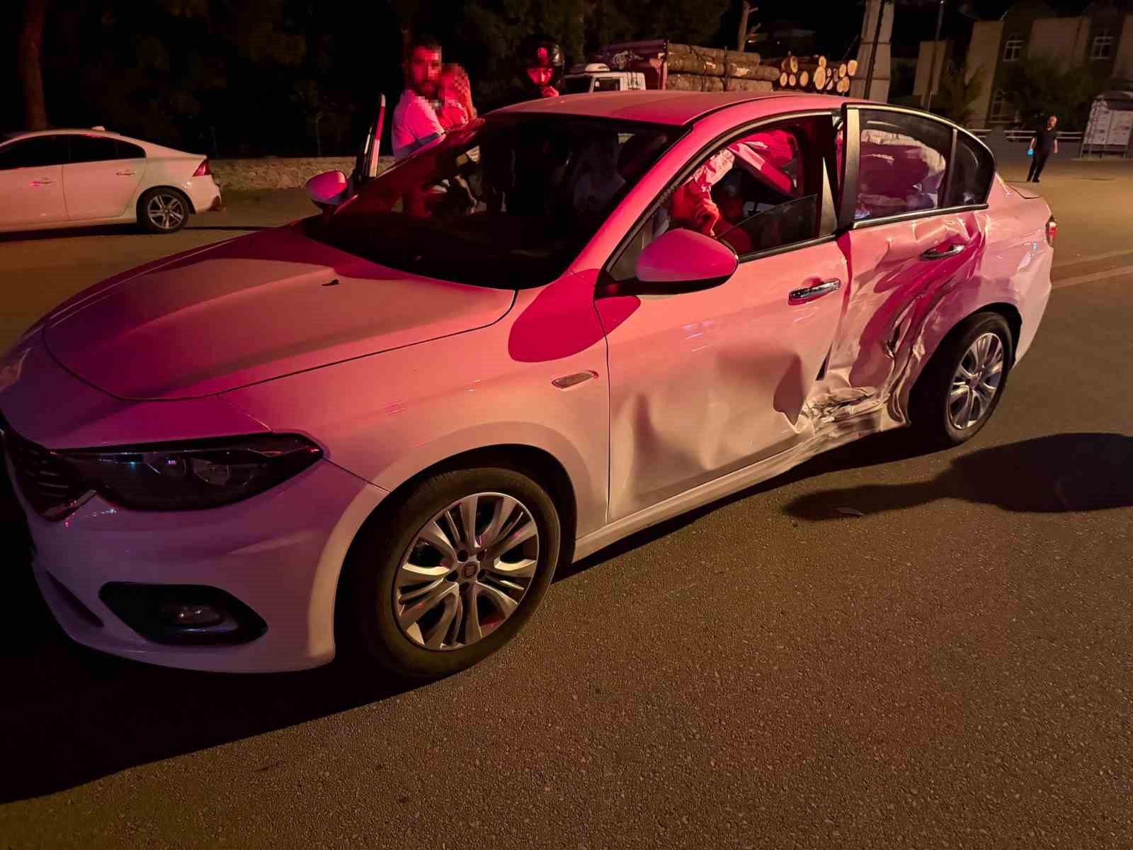 Burdur&rsquo;da otomobiller &ccedil;arpıştı: 6 yaralı