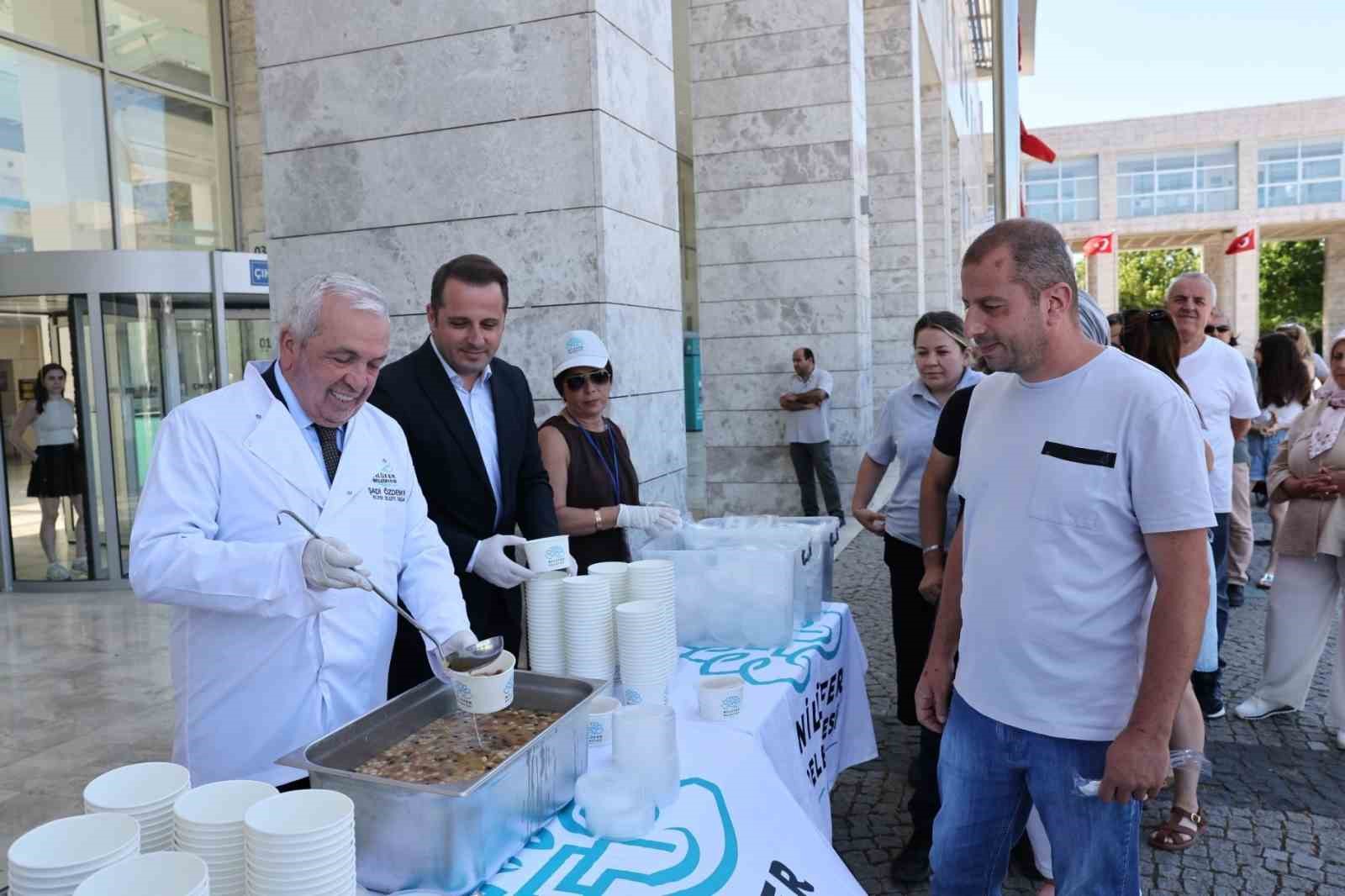 Başkan Şadi Özdemir’den aşure ikramı
