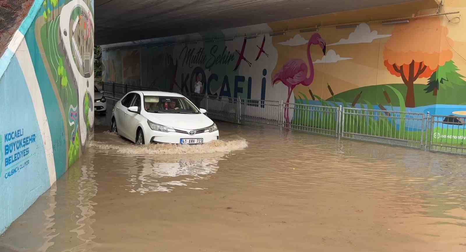 Kocaeli’de sağanak alt geçidi suyla doldurdu