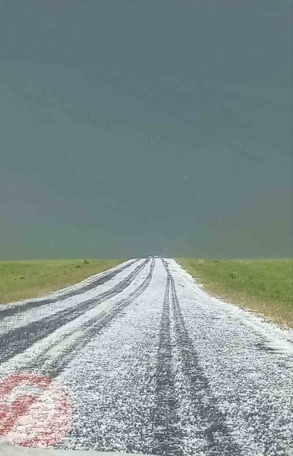 Kars&rsquo;ta dolu kabusu: Ara&ccedil;lar hasar g&ouml;rd&uuml;, &ccedil;ift&ccedil;i umudunu kaybetti