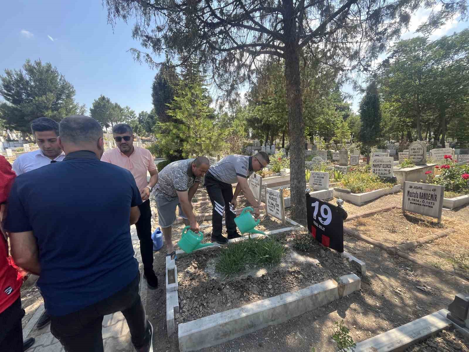 Çorum FK’nın şampiyonluk kupası, emektar gazetecisinin kabrine götürüldü