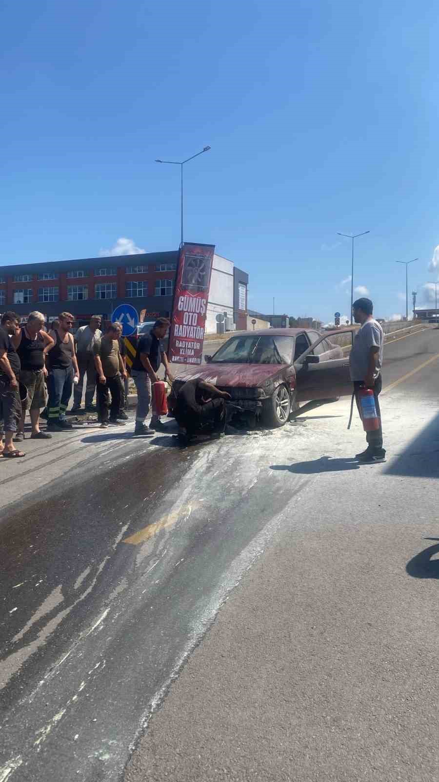 Seyir halindeki otomobilde yangın çıktı