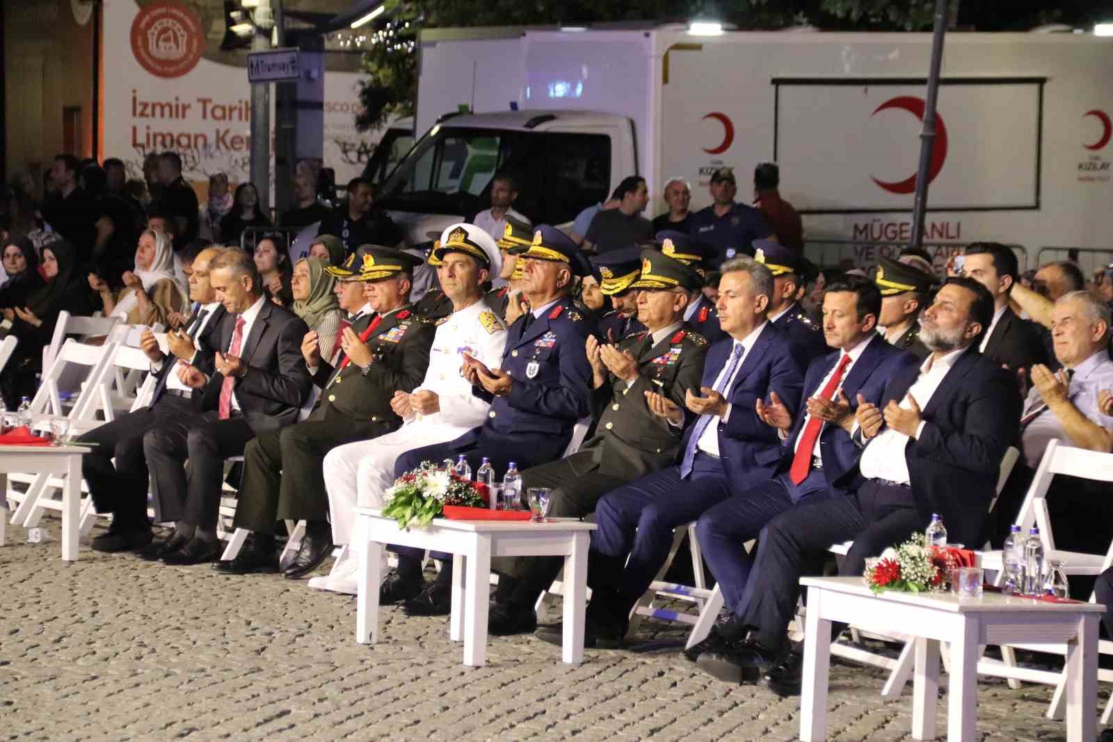 İzmir&rsquo;de t&uuml;m camilerden aynı anda sela sesi y&uuml;kseldi
