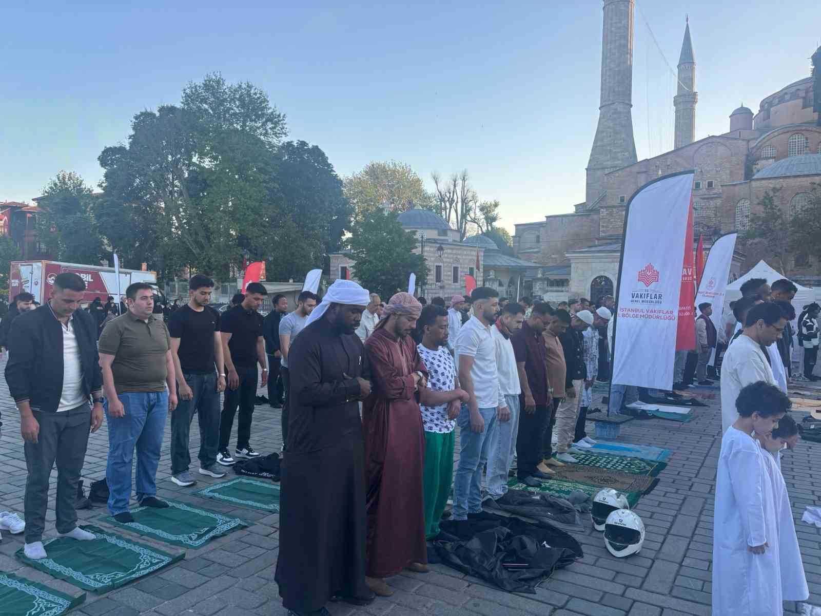 Vatandaşlar Kurban Bayramı namazını Ayasofya&rsquo;da kıldı