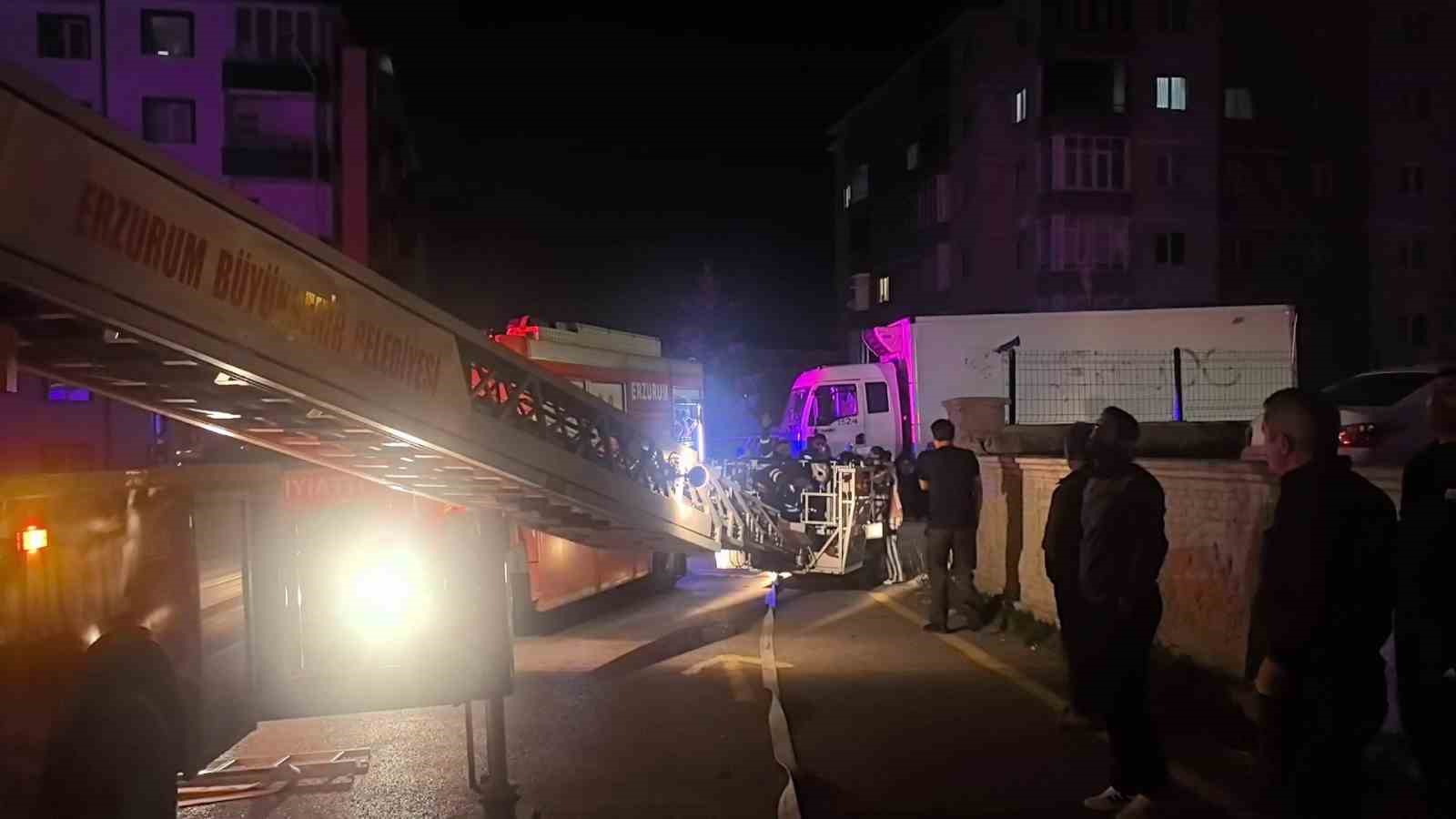 Erzurum’da 6 katlı binada korkutan yangın