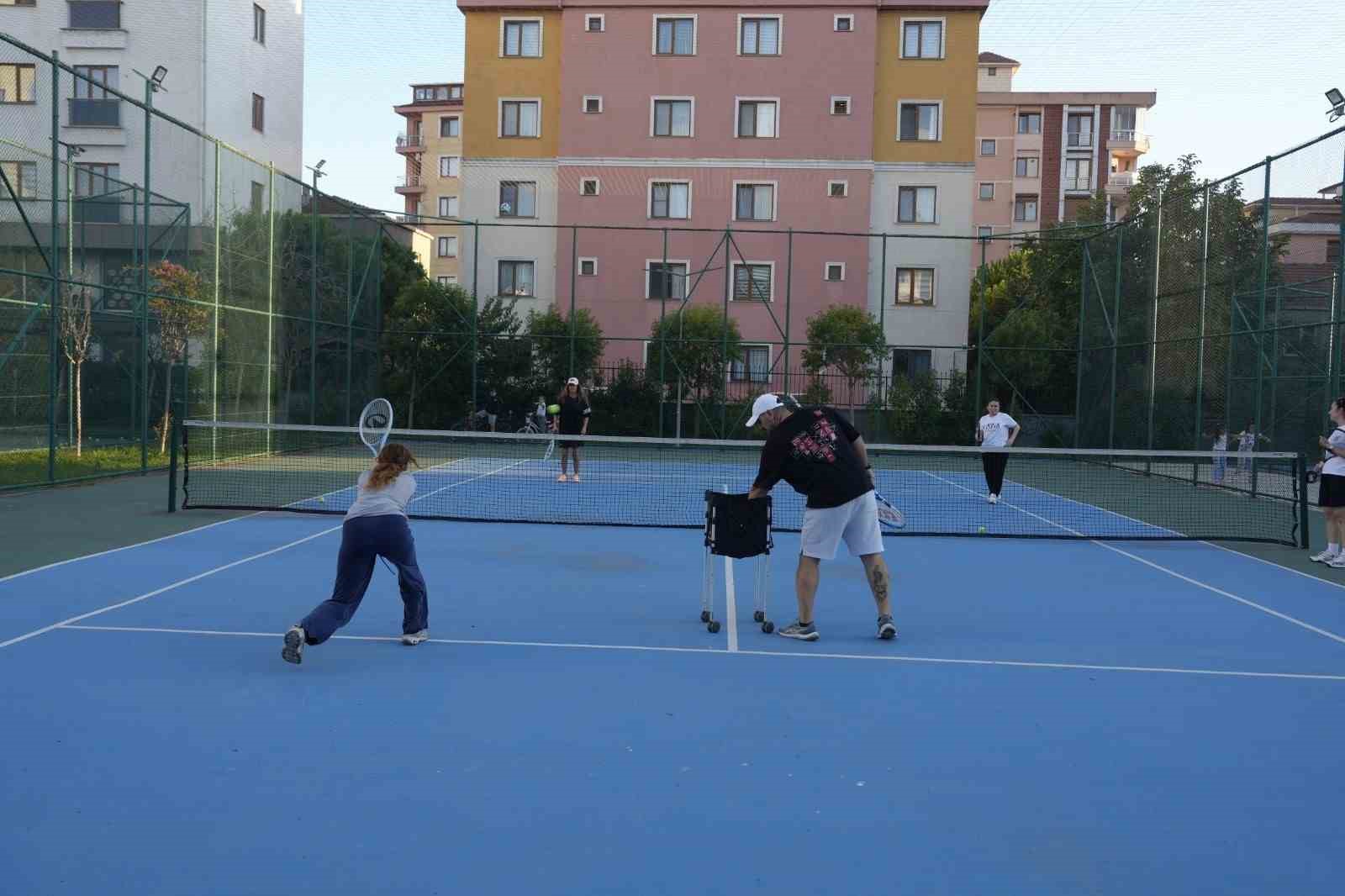 Kartal Belediyesi&rsquo;nin tenis eğitimleri t&uuml;m hızıyla devam ediyor