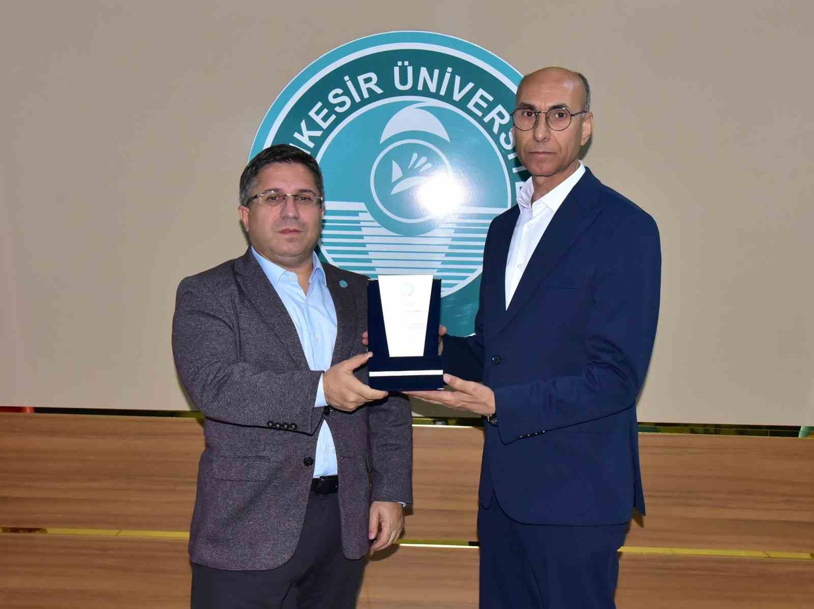 Bigadi&ccedil; MYO&rsquo;da Eğitime katkı sunan hayırsever İbrahim Duru&rsquo;ya plaket