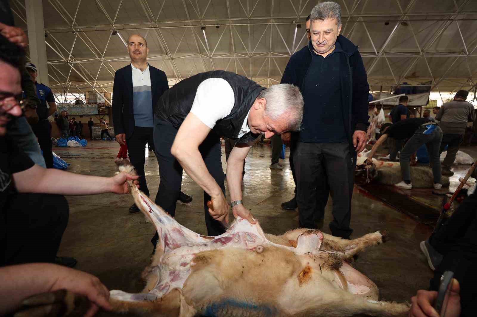 Başkan Tahmazoğlu kurban kesim alanlarını ziyaret etti