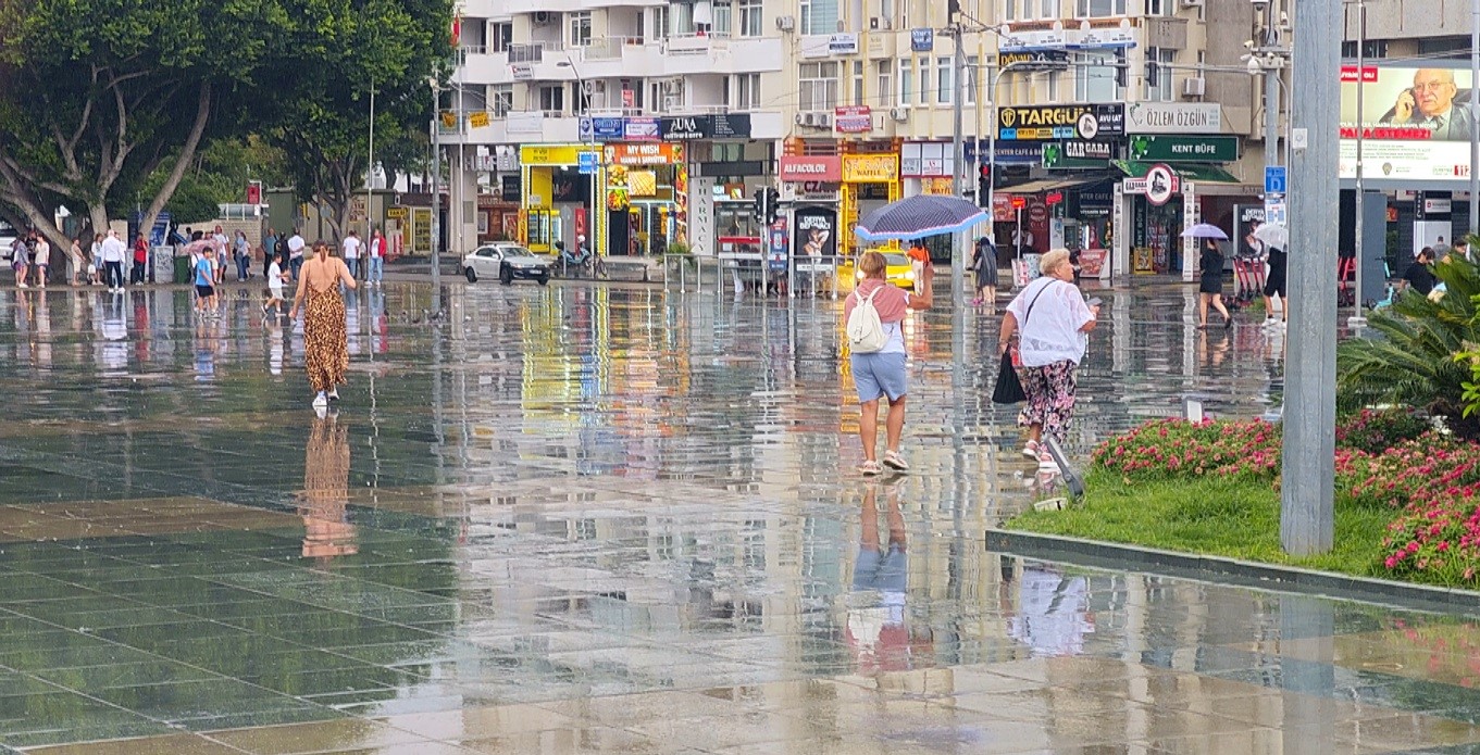 Cumhuriyet Meydanı&rsquo;nda şemsiyeler a&ccedil;ıldı, turistler yağmura rağmen gezilerini s&uuml;rd&uuml;rd&uuml;