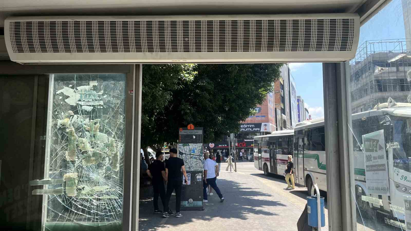 Klimalı duraklar devre dışı bırakıldı, vatandaş gölgeye sığındı