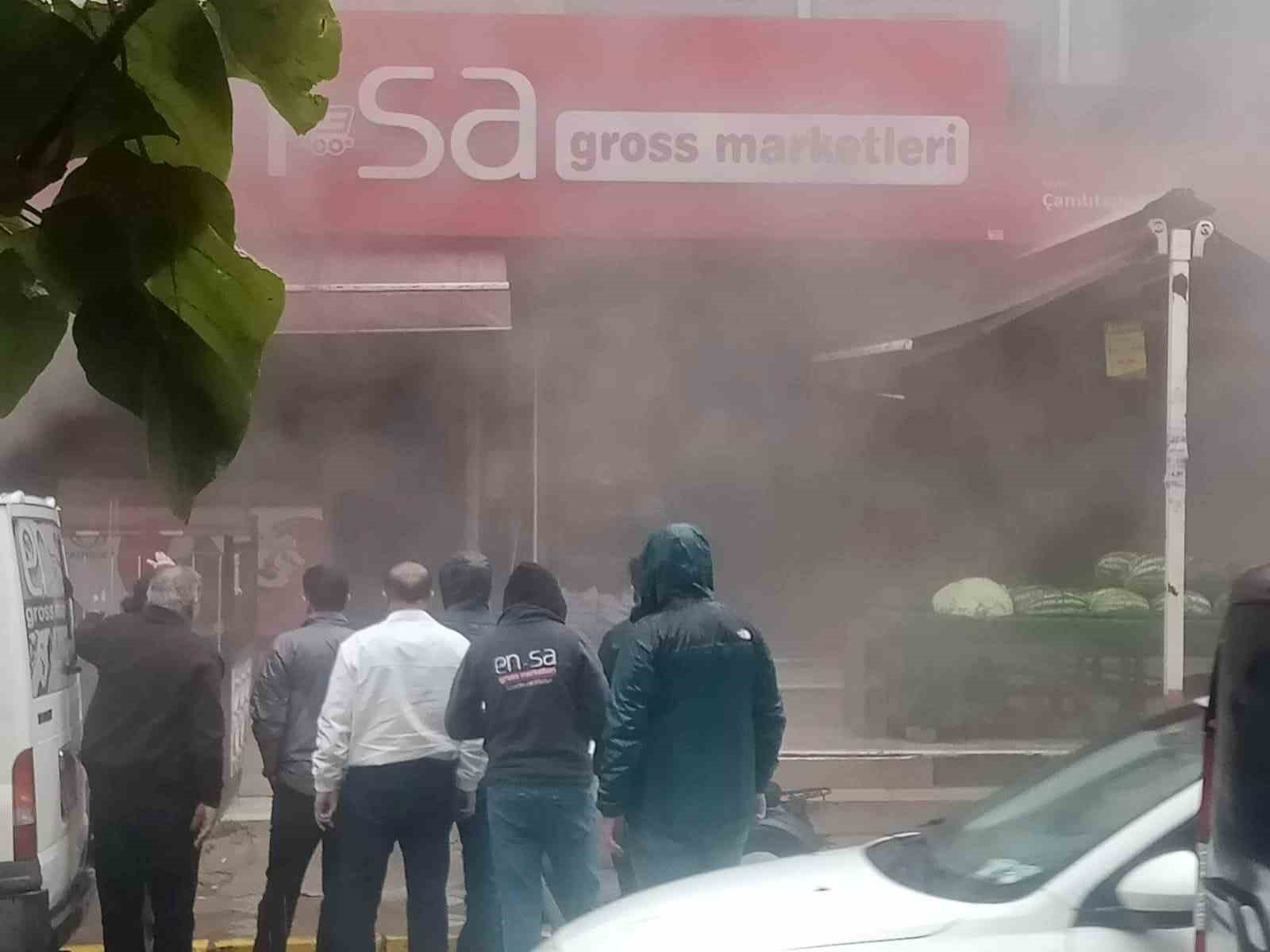 Markette yangın &ccedil;ıktı, &uuml;r&uuml;nler zarar g&ouml;rd&uuml;