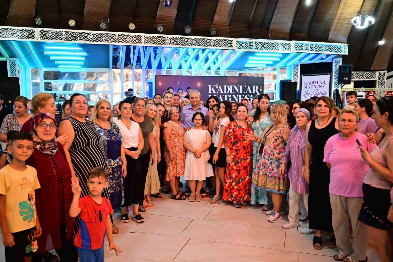Kocag&ouml;z, kadınların matine coşkusuna ortak oldu