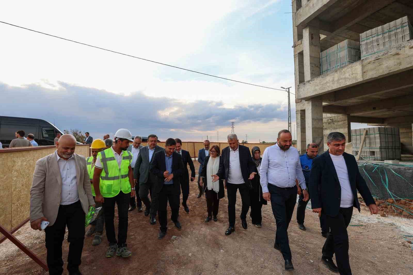Şahin, Karkamış&rsquo;ta y&uuml;kselen Gazi Konut projesini inceledi