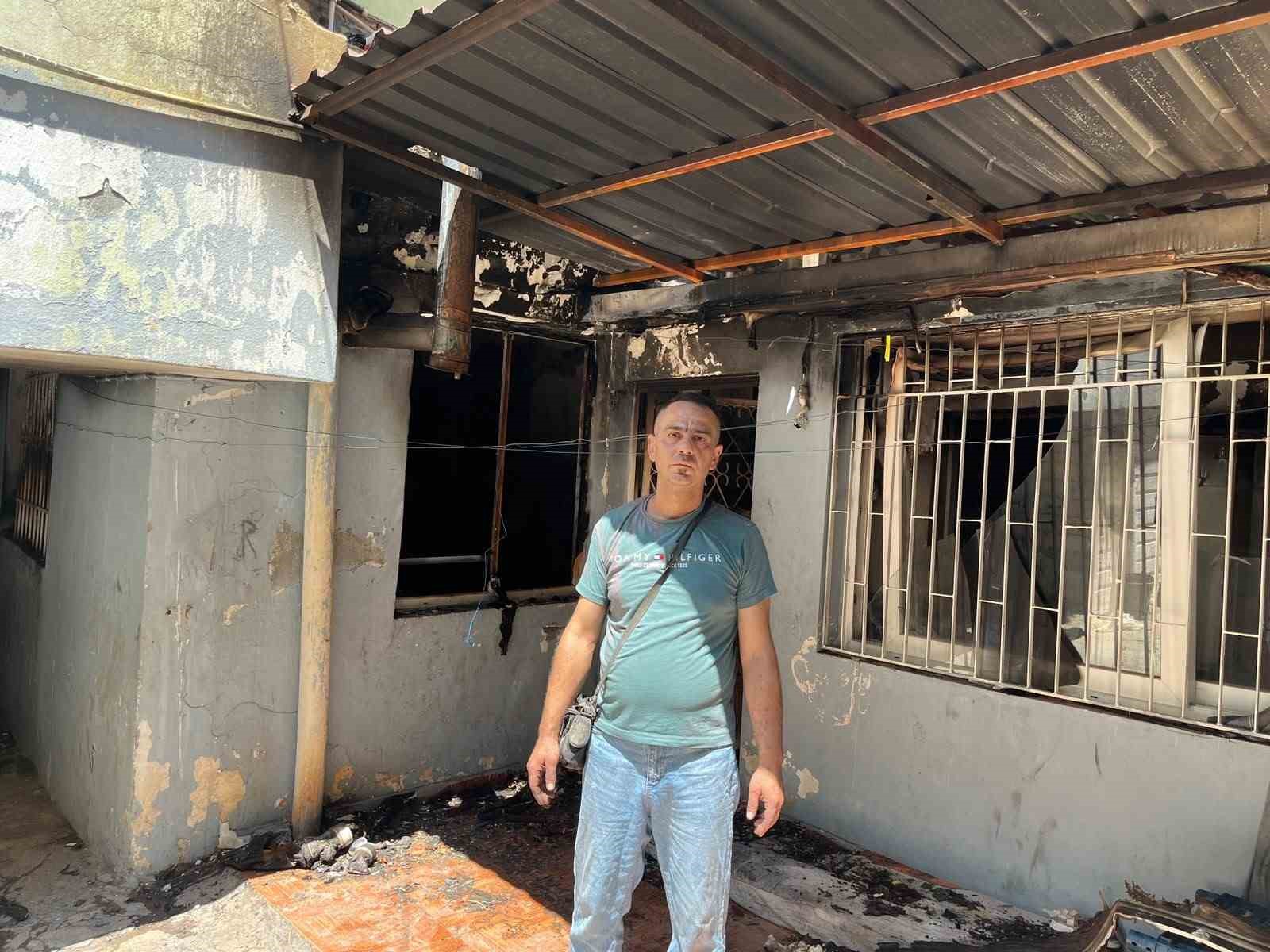 Elektrik tesisatından çıktığı düşünülen yangında depremzede ailenin evi alevlere teslim oldu