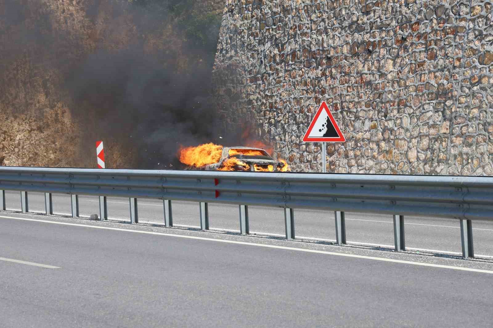 Otomobili alev alev yanan adam, "Cana geleceğine mala gelsin" diyerek kendini teselli etti