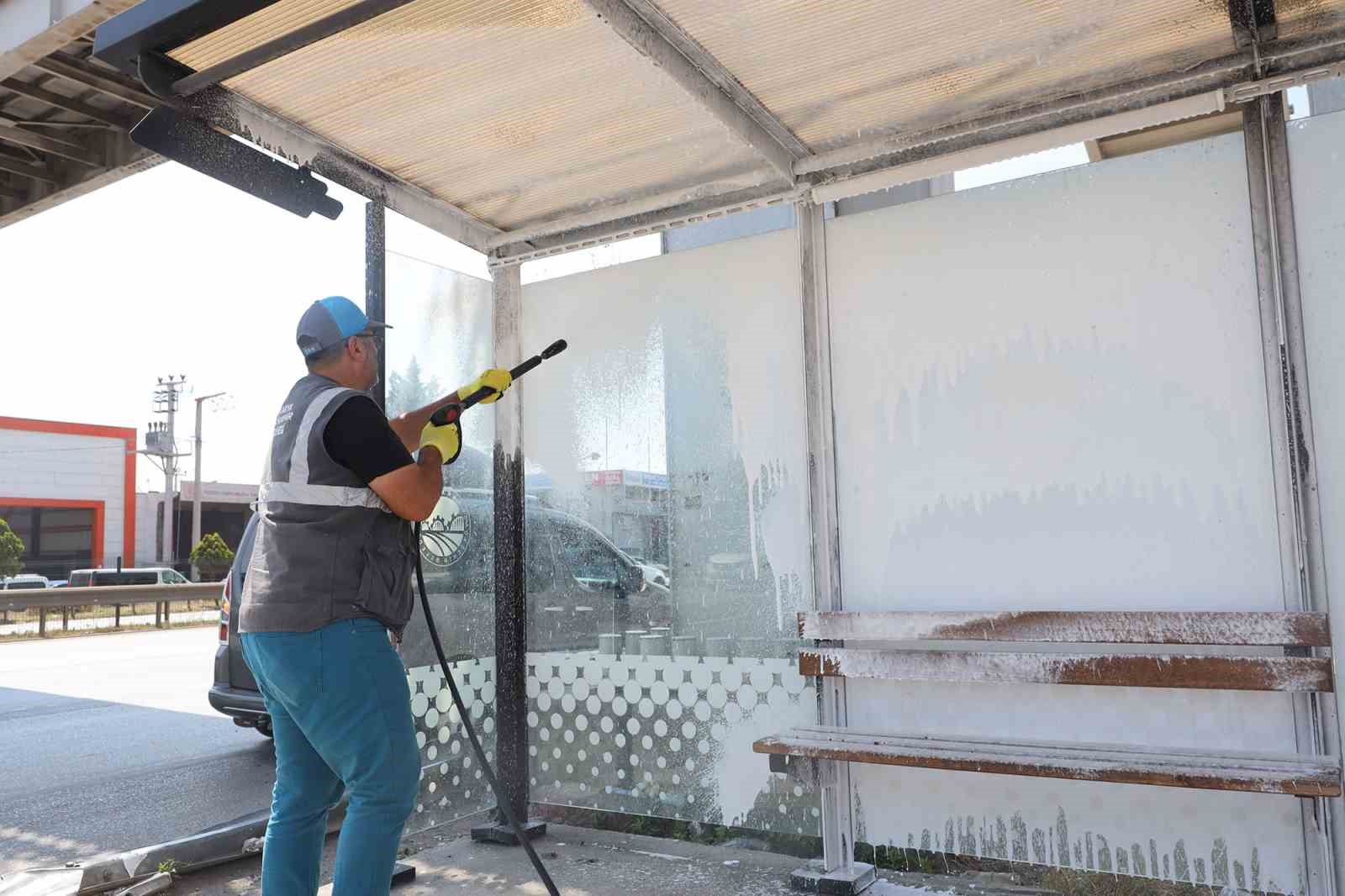 16 ilçedeki duraklar basınçlı su ile temizleniyor