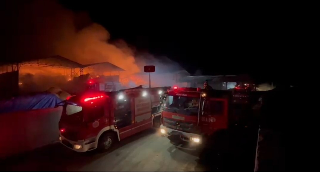 Samsun’da saman deposu alevlere teslim oldu
