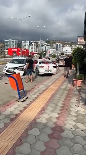 Gelin arabası otomobille &ccedil;arpıştı: 1 yaralı