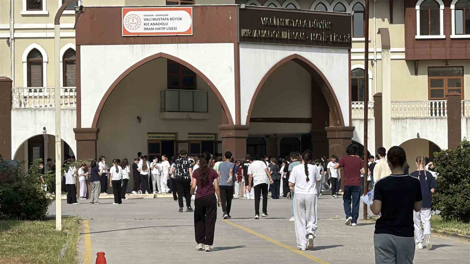 Öğrenciler sıralarda, veliler ise okulun çevresinde ter dökmeye başladı