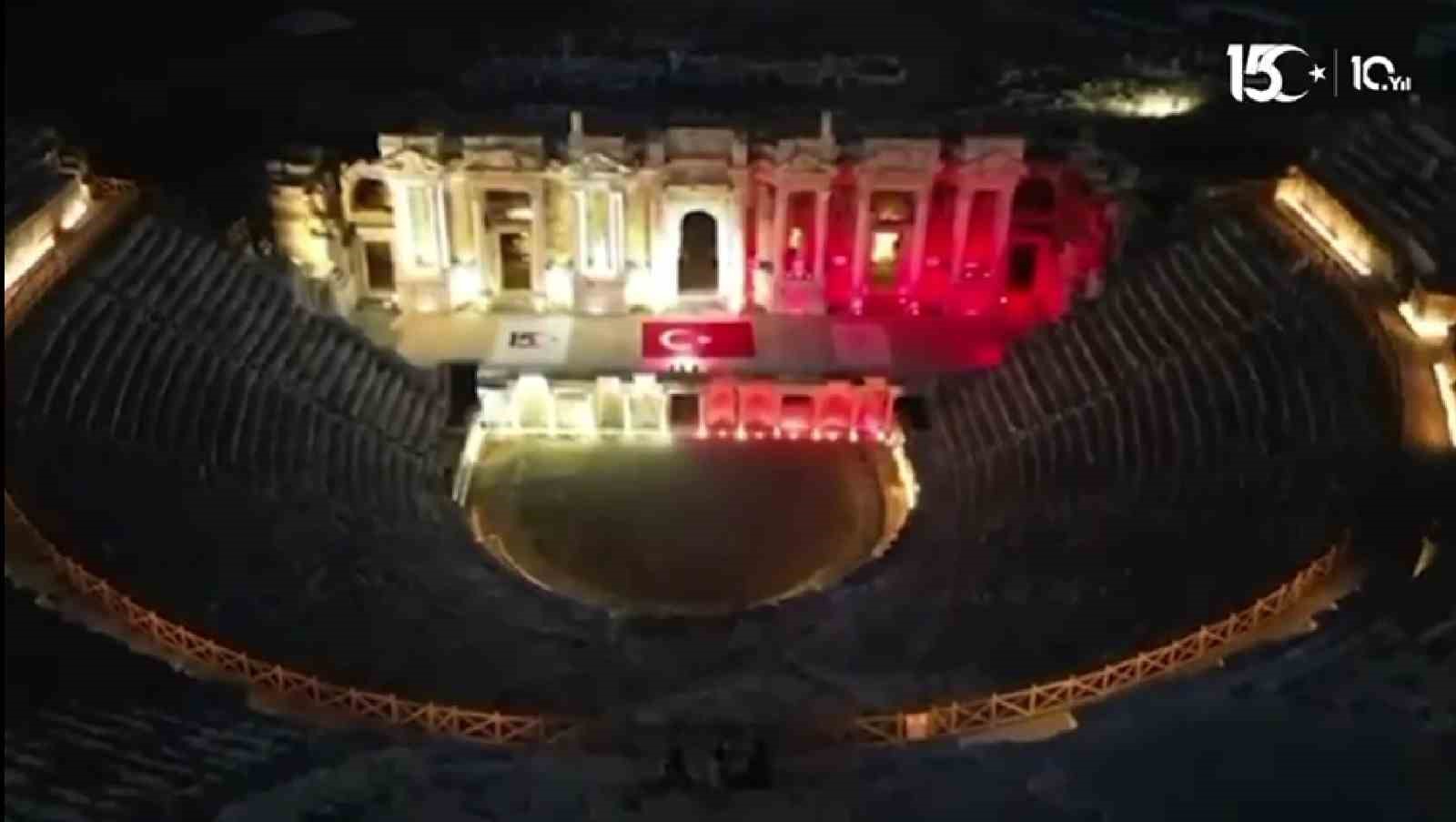Pamukkale ve Hierapolis, 15 Temmuz hatırasına kırmızı ve beyaz renlere büründü