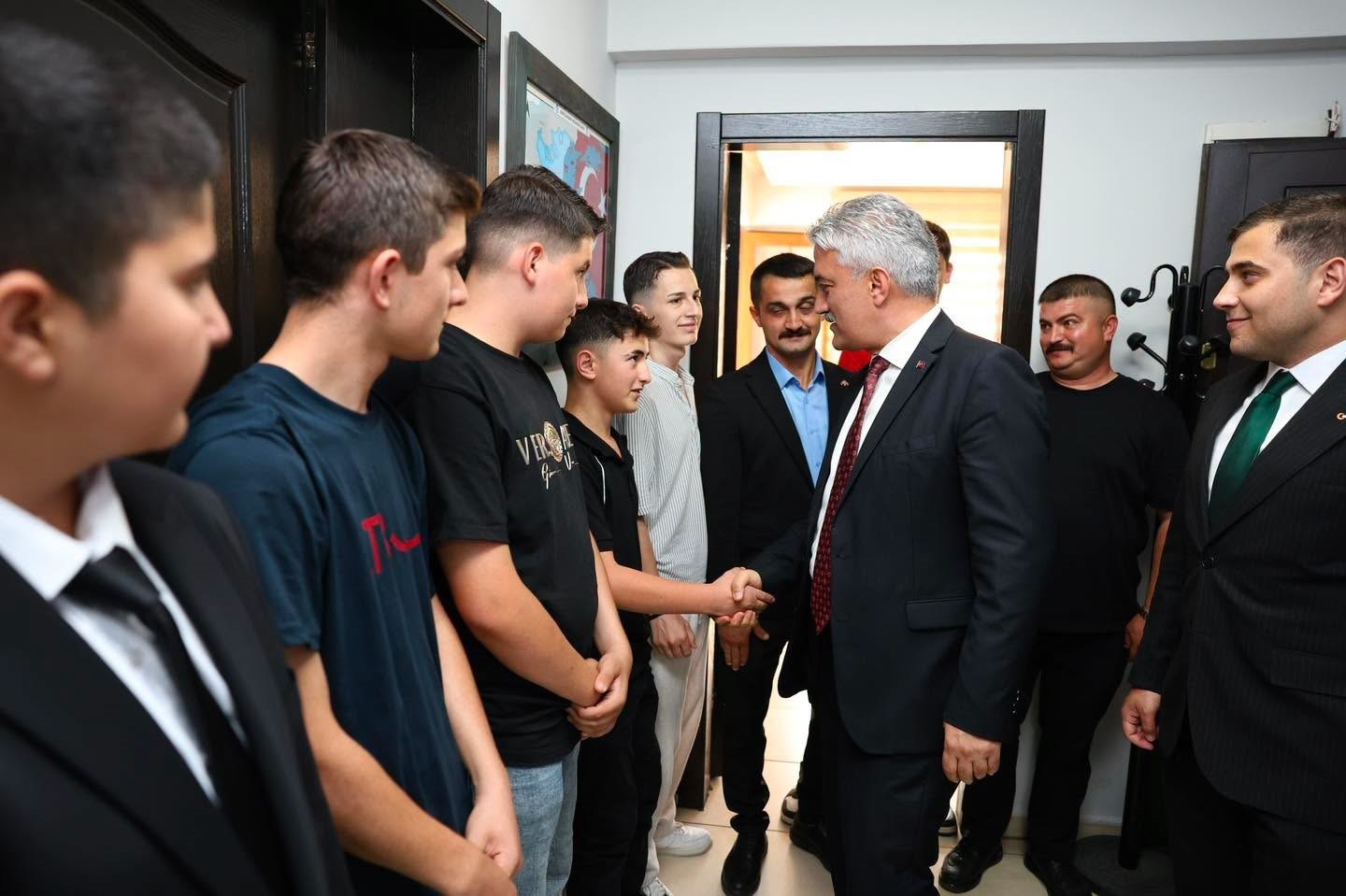 Vali Mehmet Makas &Uuml;lk&uuml;c&uuml; gen&ccedil;lerin misafiri oldu
