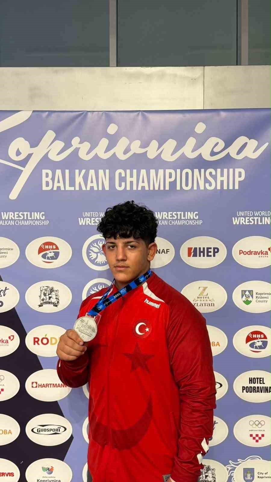 B&uuml;y&uuml;kşehir Belediyesporlu g&uuml;reş&ccedil;ilerden 3 madalya