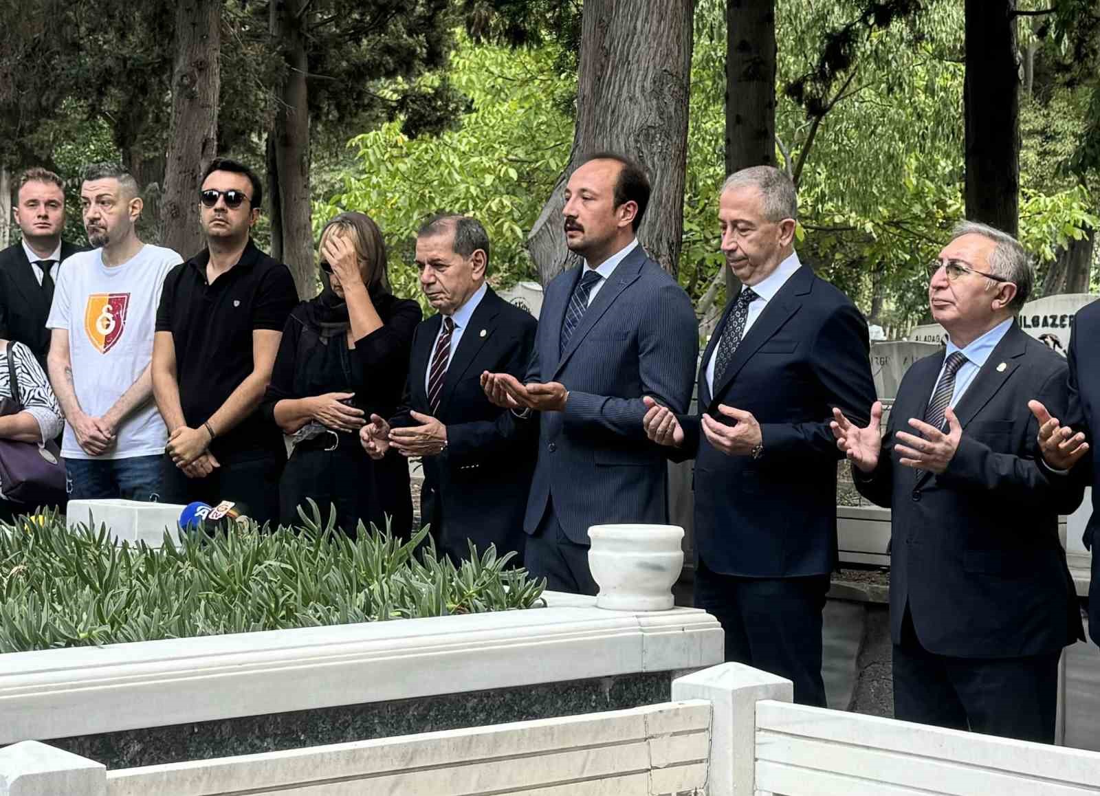 Metin Oktay, vefatının 35. yıl d&ouml;n&uuml;m&uuml;nde kabri başında anıldı