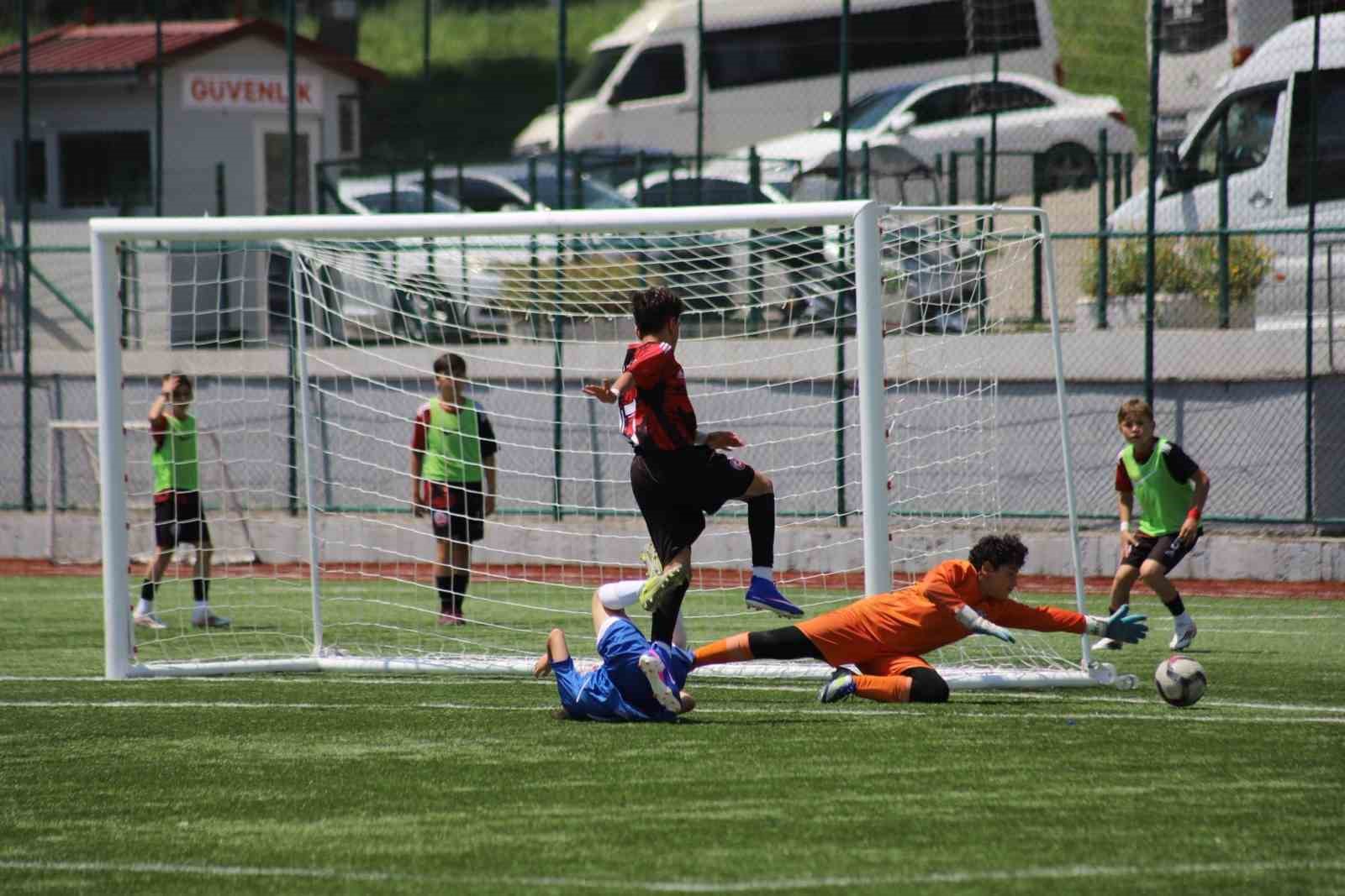 Karab&uuml;k&rsquo;te okul sporları futbol heyecanı başladı