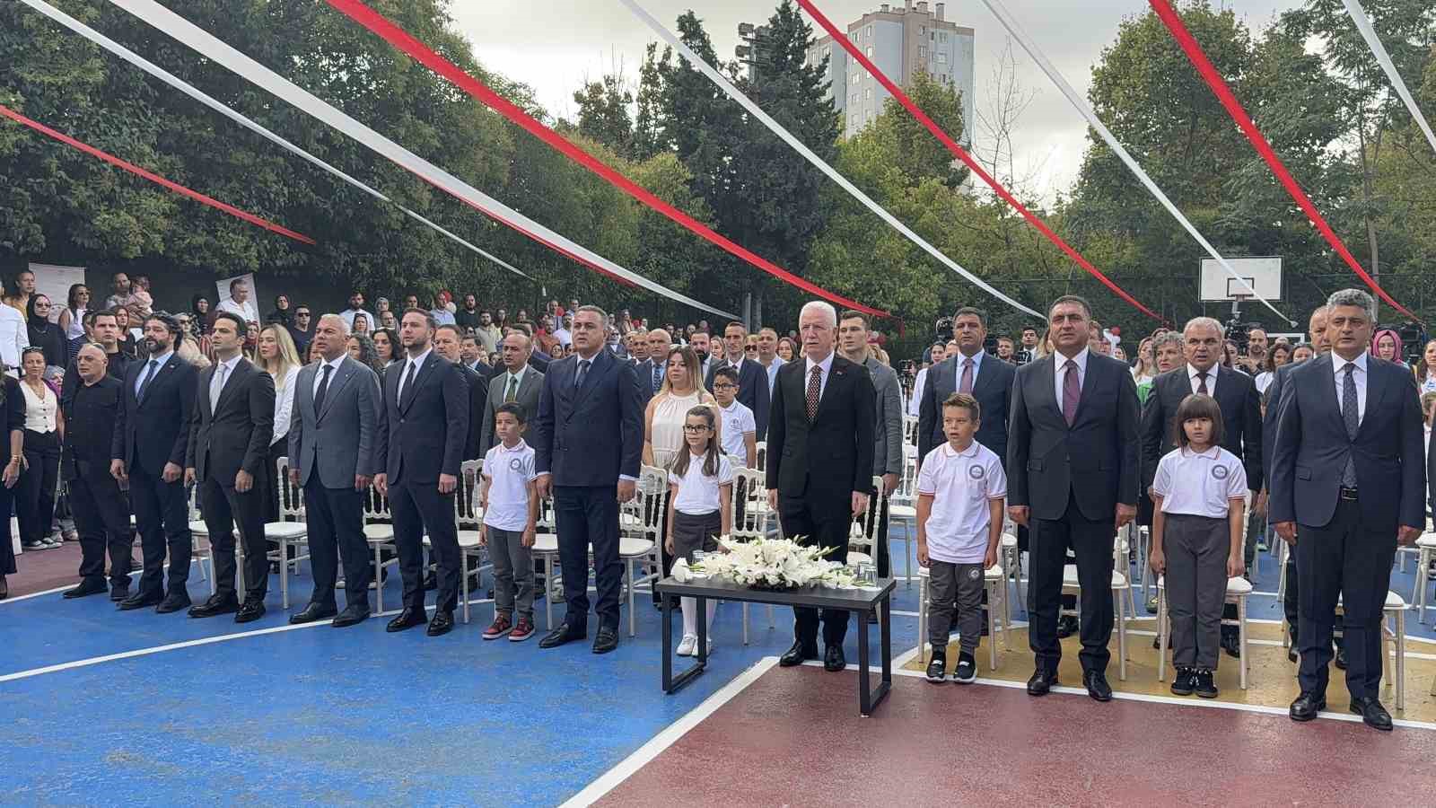 İstanbul&rsquo;da ilk ders zili &ccedil;aldı